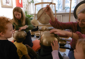 Dzieci siedzą podczas prezentacji instrumentów muzycznych.