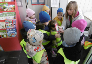 Nauczycielka podaje dziecku list do wysłania.