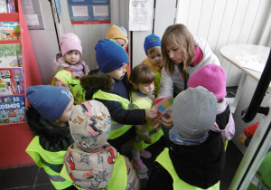 Nauczycielka rozmawia trzyma w ręku kartkę do wysłania.