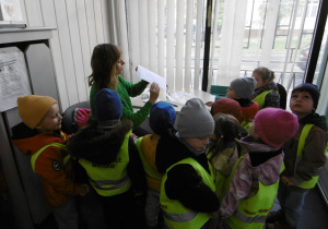 Nauczycielka pokazuje dzieciom kopertę.