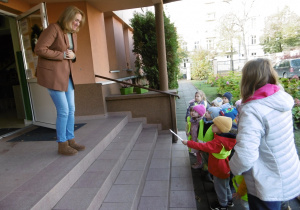 Na schodach wita dzieci Pani Dyrektor.