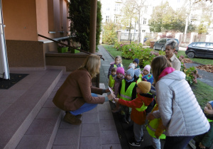 Chłopiec wręcza pani dyrektor list