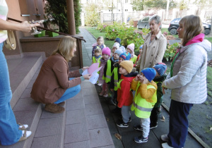 Pani dyrektor czyta otrzymaną kartkę.
