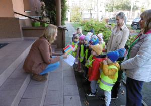 Pani dyrekor trzyma w ręku otrzymaną kartkę.