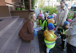 Pani dyrektor rozmawia z nauczycielką