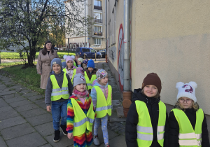 Dzieci idą obok siebie.