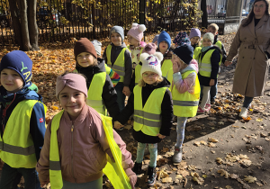 Dzieci idą ścieżką po parku.