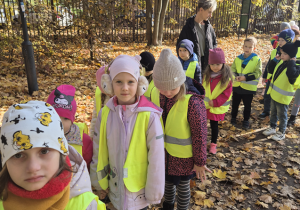 Grupa dzieci speceruje.