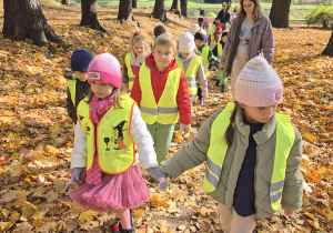 Dwoje dzieci trzyma się za ręce.