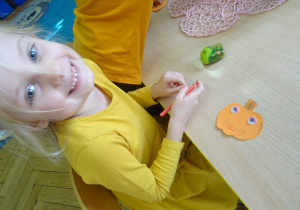 Dziewczynka podczas pracy plastycznej.