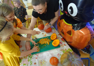 Dzieci podczas sprawdzania dotykiem pestek dyni.