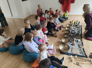 Smyki podczas warsztatów pt.: „Śpiewające misy – niezwykłe spotkanie z dźwiękiem”