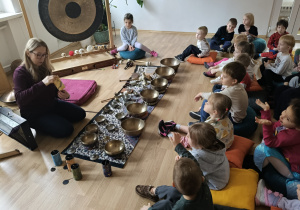 Pani prezentuje instrumenty dzieciom.