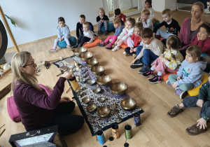 Pani prezentuje instrumenty dzieciom.