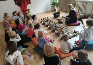 Pani prezentuje instrumenty dzieciom.