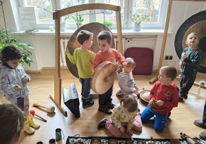 Dzieci podczas samodzielnej zabawy z instrumentami.