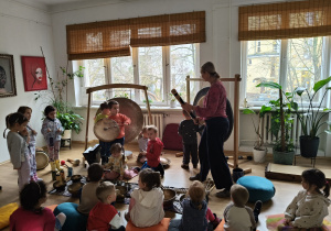 Inna grupa dzieci podczas samodzielnej zabawy z instrumentami.