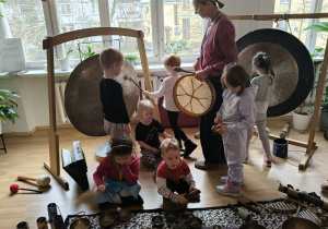 Inna grupa dzieci podczas zabawy instumentami.