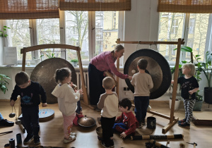 Dzieci udwrzają w duży bęben.