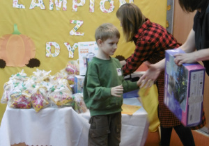 Wręczanie nagrody za pierwsze miejsce.