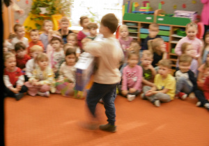 Chłopiec odchodzi z nagrodą.