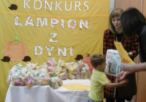 Wręczanie nagrody chłopcu.