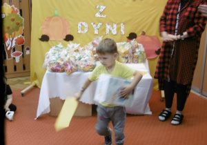 Chłopiec odchodzi z nagrodą rzeczową