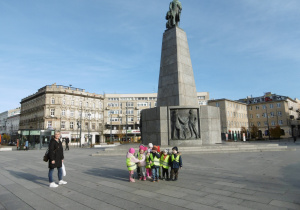 Dzieci stoją przed pomnikiem Tadusza Kościuszko.