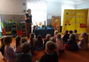 Dzieci słuchają bajki.