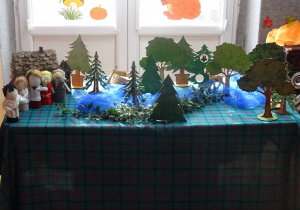 Krajobraz z bajki: las i chatka.