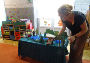 Osoba prowadzącą warsztaty opowiada bajkę.