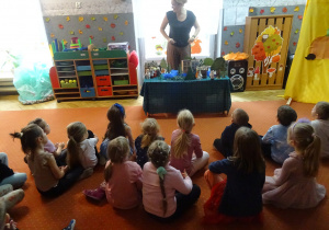 Dzieci siedzą podczas słuchania bajki.