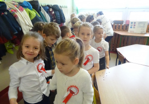 Dzieci stoją razem w sztni szkoły.