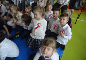 Dzieci przebywają na sali gimnastycznej.