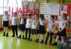 Grupa dzieci stoi przed widownią.