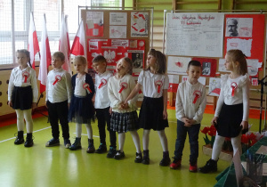 Grupa dzieci stoi przed widownią.