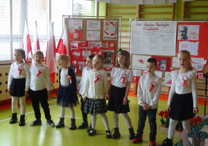 Dzieci podczas wykonywania pieśni patriotycznej.