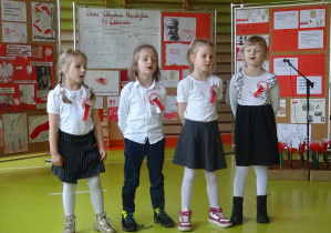Dzieci podczas wykonywania pieśni patriotycznej.