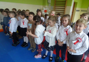 Dzieci stoją obok siebie