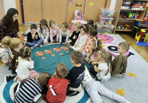 Dzieci ogladają papierowe jeże.