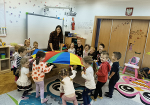 Wspólna zabawa z chustą