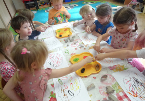 Dzieci podczas malowania.