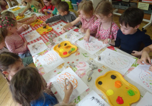 Inna grupa dzieci podczas malowania.