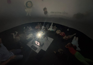 Światło lampy w namiocie.