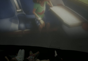 Dziewczynka siedzi przy oknie.