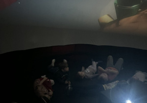 Dzieci siedzą podczas seansu kinowego.