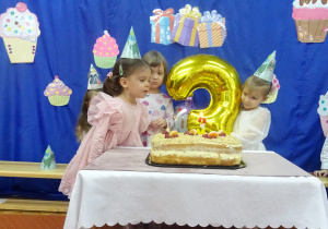 Dziewczynka dmuch świeczkę.