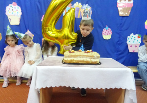 Chłopiec dmucha świeczkę