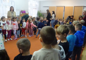 Współna zabawa dzieci na dywanie.