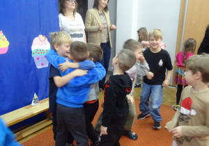 Dzieci podczas wspólnej zabawy.